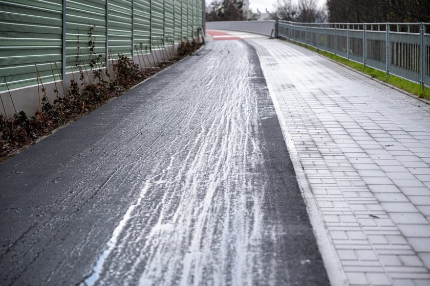 Przybywa asfaltu na kolejnych odcinkach drogi rowerowej na alei Wielkiej Wyspy.